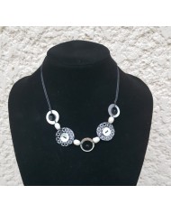 collier 5 boutons nacre