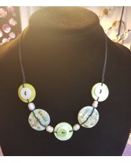 collier 5 boutons nacre