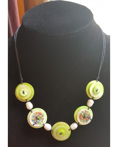 collier 5 boutons nacre