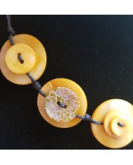 collier 5 boutons nacre