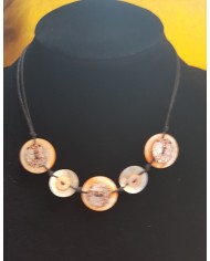 collier 5 boutons nacre