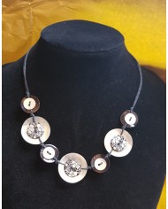 collier 7 boutons nacre