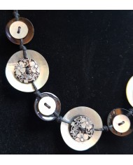 collier 7 boutons nacre
