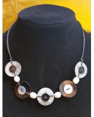 collier 5 boutons nacre