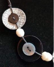 collier 5 boutons nacre