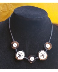 collier 5 boutons nacre
