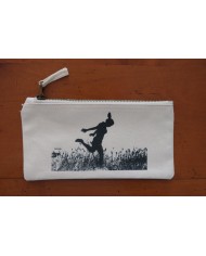 Trousse Femme courant dans l'herbe