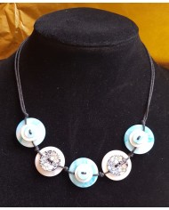 collier 5 boutons nacre