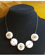 collier 5 boutons nacre
