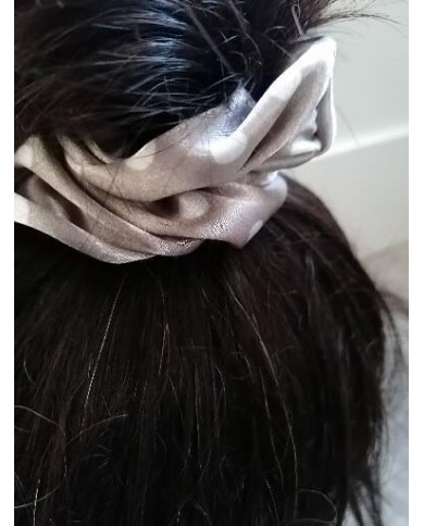 Chouchou élastique en satin à pois taupe et blanc