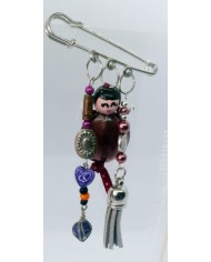 Broche poupee violet