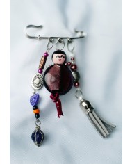 Broche poupee violet