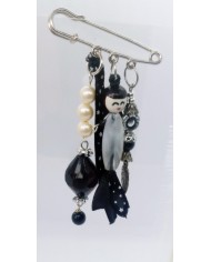 Broche poupee blanc et noir