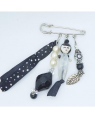 Broche poupee blanc et noir