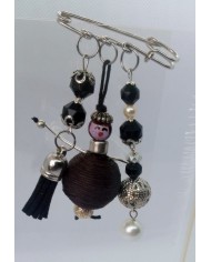 Broche poupee noir
