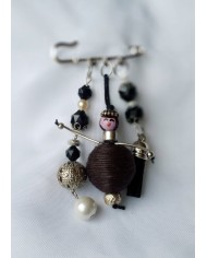 Broche poupee noir