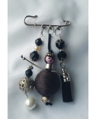 Broche poupee noir