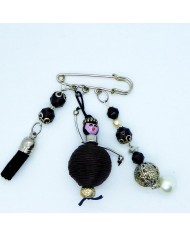 Broche poupee noir