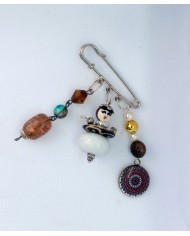Broche poupee marron et blanc