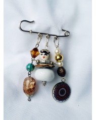 Broche poupee marron et blanc