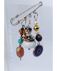 Broche poupee marron et blanc