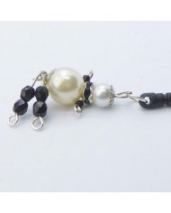 Bijou de portable poupee blanc nacré et noir