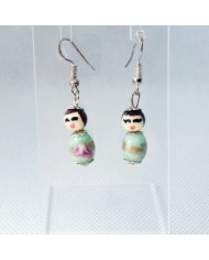 Boucle d'oreilles poupee verte fleur