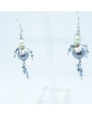 Boucle d'oreilles poupee perle grise et blanche