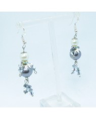 Boucle d'oreilles poupee perle grise et blanche