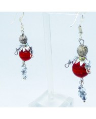 Boucle d'oreilles poupee perle rouge et grise