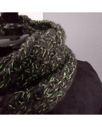 Snood en laine anthracite filament vert fluo