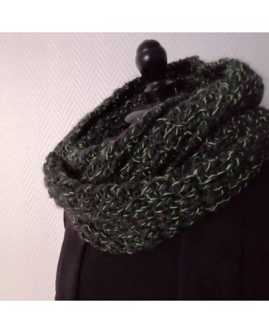 Snood en laine anthracite filament vert fluo