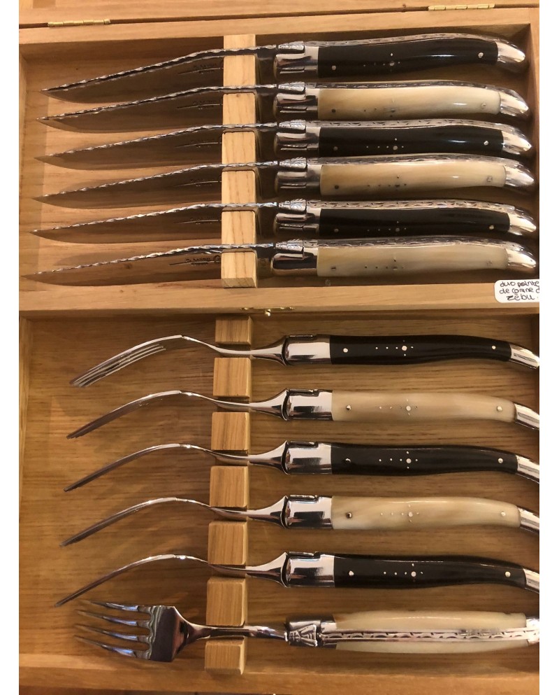 Couteau Laguiole de table en corne noire dans un coffret en bois