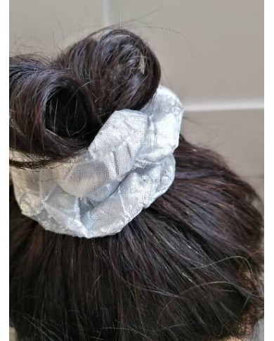 Chouchou en satin froissé argenté