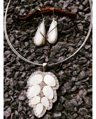 Parure sur câbles nacre