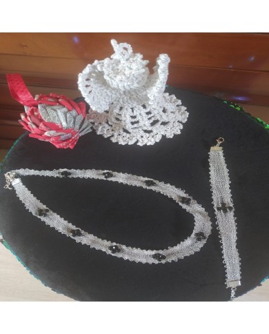 Parure en dentelle