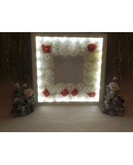 Cadre lumineux de roses blanches et rouges