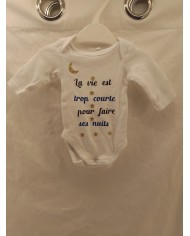 body bébé "La vie est trop courte pour faire c'est nuit" body bébé "La vie est trop courte pour faire c'est nuit"