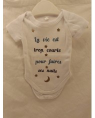 body bébé "La vie est trop courte pour faire c'est nuit" body bébé "La vie est trop courte pour faire c'est nuit"